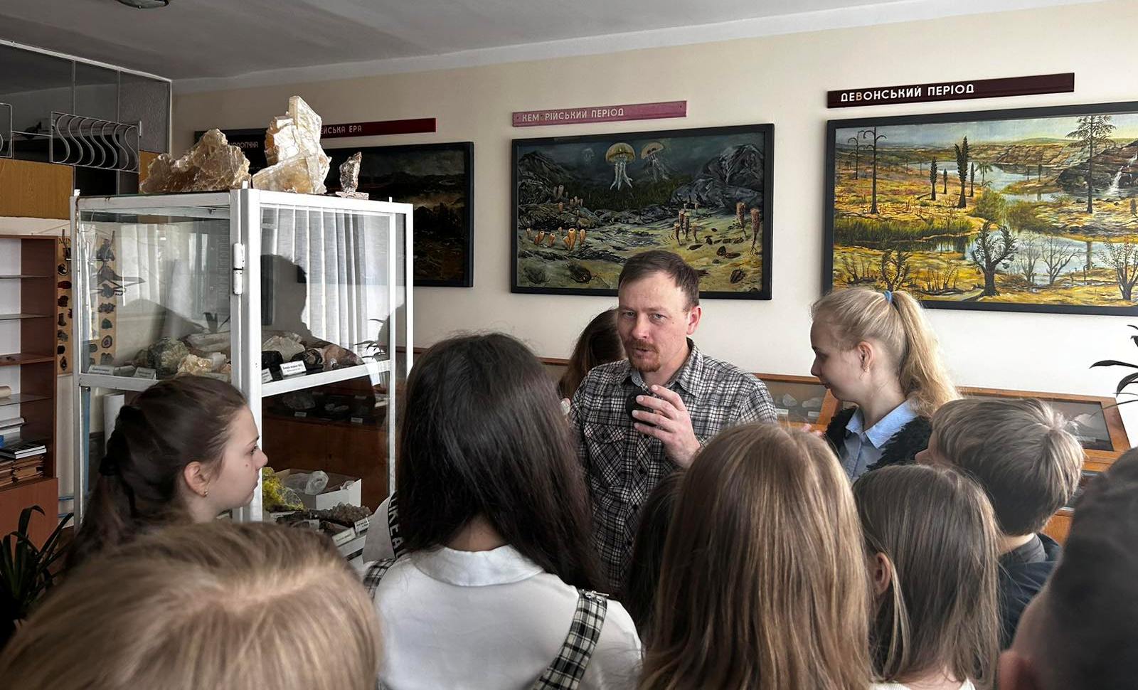 Учні охоче долучалися до розповіді екскурсовода